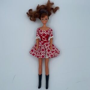 1993 Lucky Inc. 211253a Barbie doll brunette with Valentine Sweetheart Dress